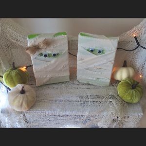 Set of 2 wood block mummies